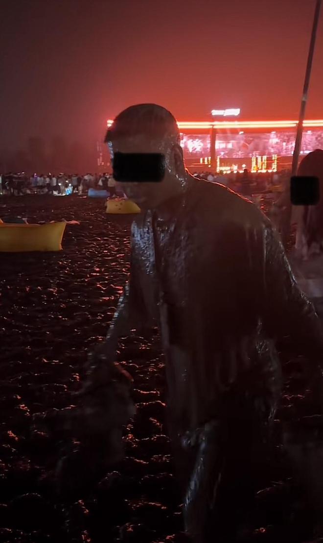 鼎点平台注册:蚌埠龙湖音乐节满地泥巴还爬出甲鱼,游客成“兵马俑”自嘲来插秧,场地方:一直下雨